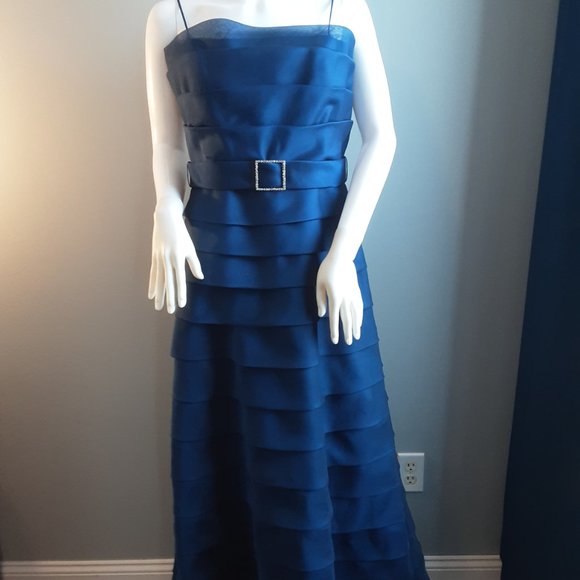 Evening Gown by JS COLLECTIONS - Picture 3 of 14